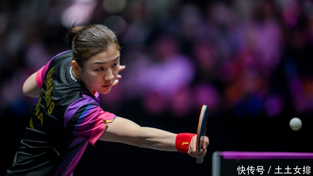 中场位置的 中场位置的